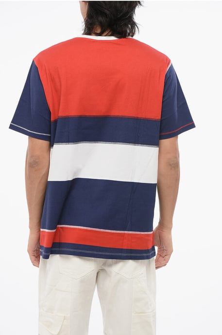 Camiseta de cuello redondo con bloques de color y logotipo estampado en blanco, azul y rojo - Image 2