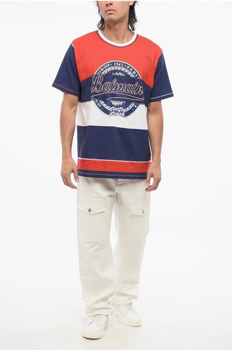 Camiseta de cuello redondo con bloques de color y logotipo estampado en blanco, azul y rojo - Image 4