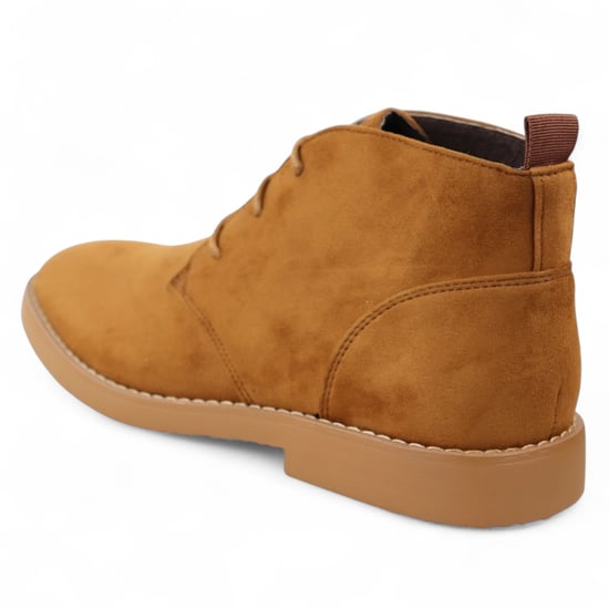 Botas chukka de ante premium estilo desierto color canela para hombre - Image 5