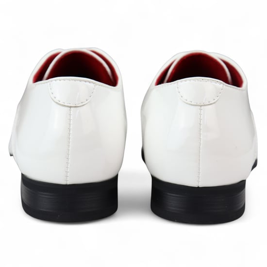 Zapatos formales blancos de punta puntiaguda con cordones y perforaciones para hombre - Image 5