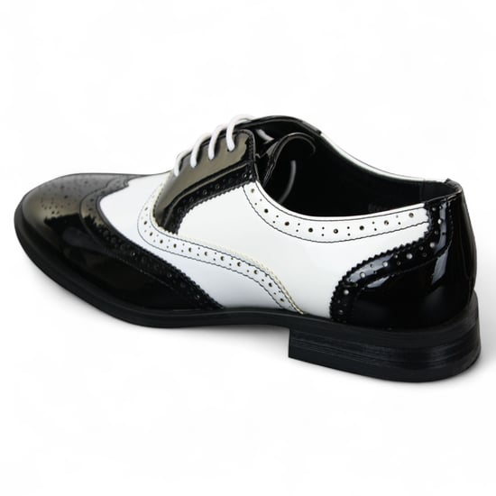Zapatos de vestir elegantes con cordones de charol y brogues blancos y negros para hombre - Image 2
