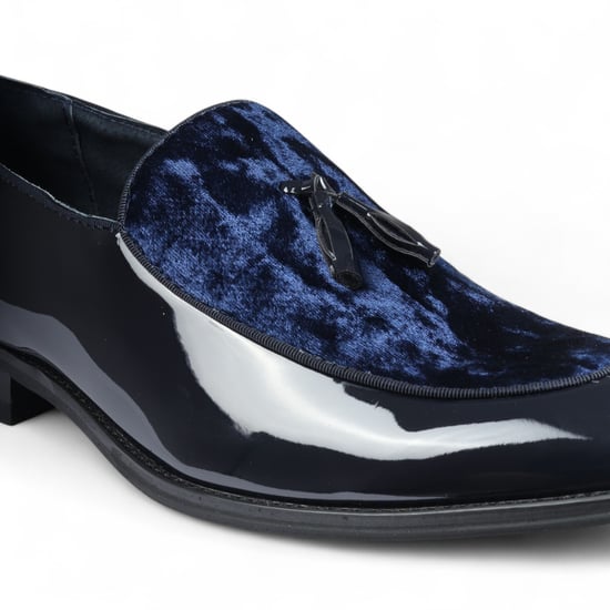 Mocasines de terciopelo azul marino con borlas y charol para hombre - Image 5