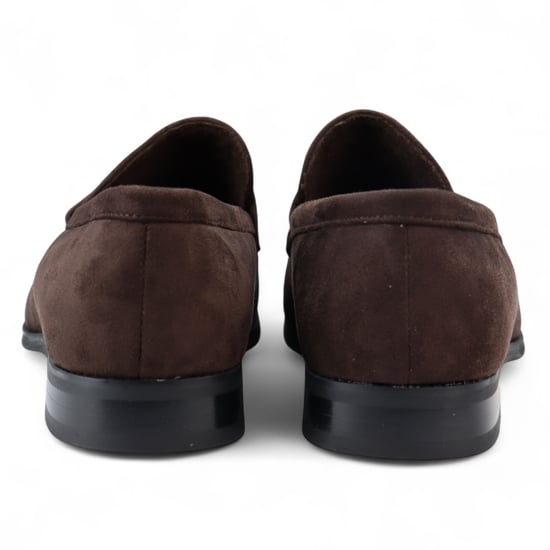 Mocasines elegantes sin cordones de ante marrón para hombre - Image 4