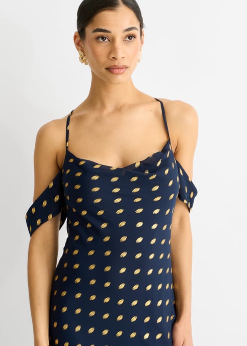 Vestido largo con cuello vuelto y mangas caídas en color azul marino metalizado - Image 2