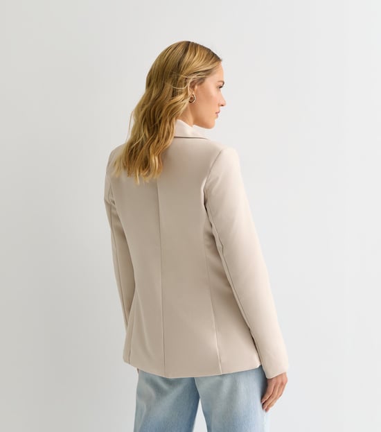 Blazer a medida beige con bolsillos - Image 4