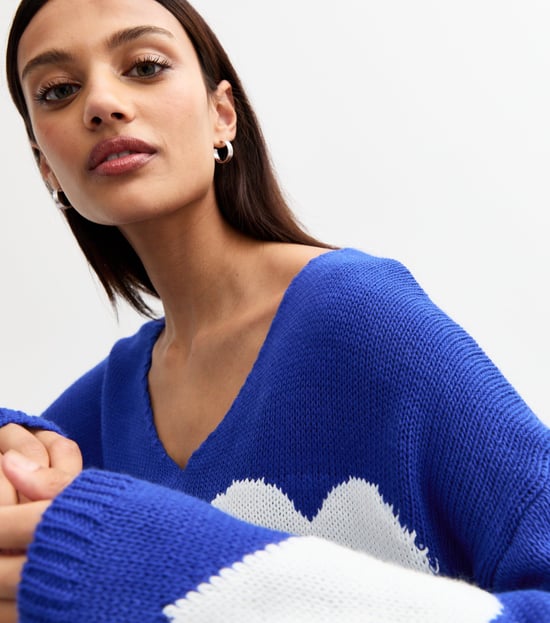 Jersey de punto de corazón oversize con cuello en V azul. - Image 2