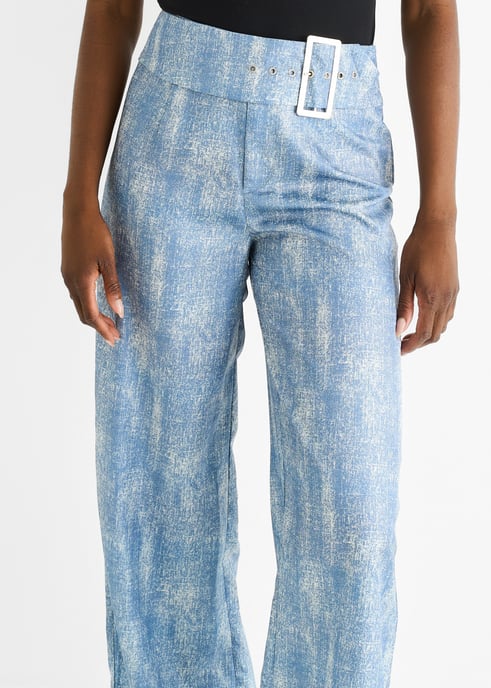 Pantalón con detalle de hebilla azul - Image 2