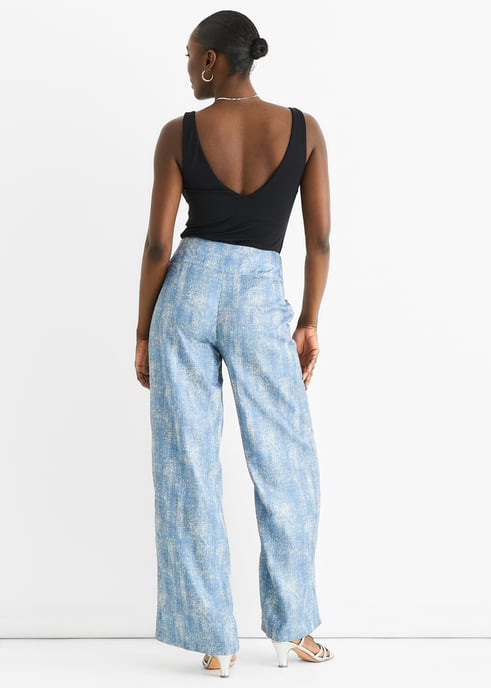 Pantalón con detalle de hebilla azul - Image 4
