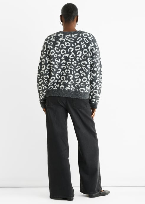 Jersey de punto holgado con estampado animal gris - Image 5