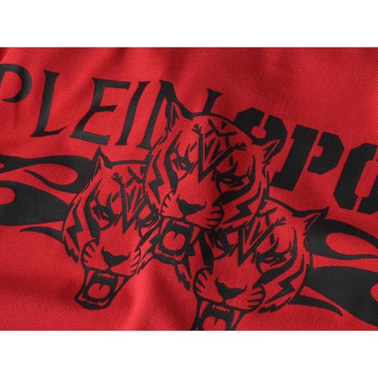 Polo Rojo Plein Sport Con Cuello Con Ribete Doble Y Diseño De Tigre En La Espalda - Image 4