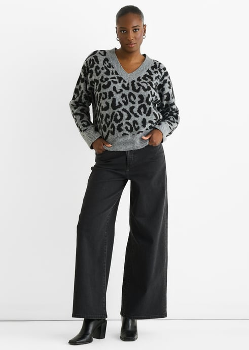 Jersey corto de punto gris con cuello en V y estampado animal - Image 1