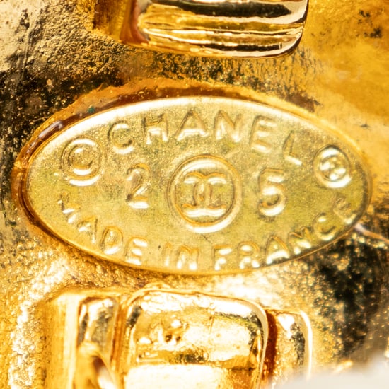 Chanel CC Round Clip On Earrings en Oro Acero inoxidable sin níquel - Image 3