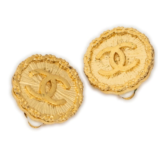 Chanel CC Round Clip On Earrings en Oro Acero inoxidable sin níquel - Image 1