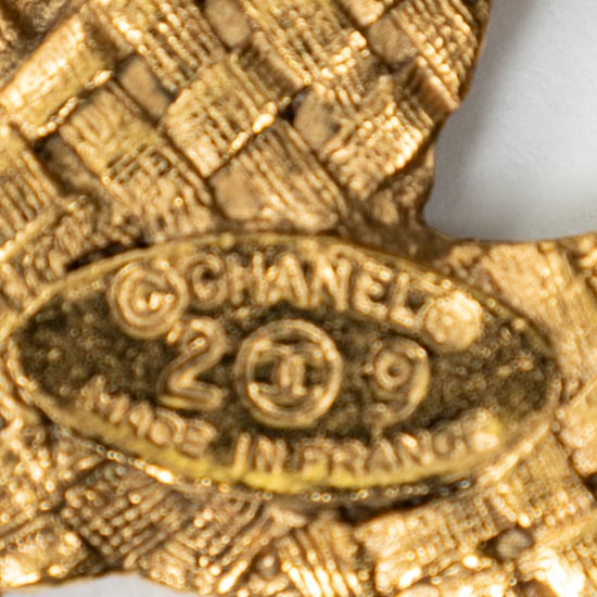 Chanel CC Woven Brooch en Oro Acero inoxidable sin níquel - Image 3