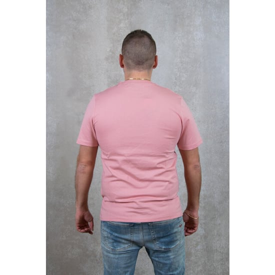 Lyle & Scott camiseta rosa con bolsillo en el pecho y palma - Image 3