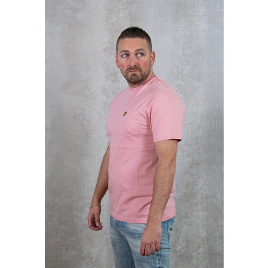 Lyle & Scott camiseta rosa con bolsillo en el pecho y palma - Image 4
