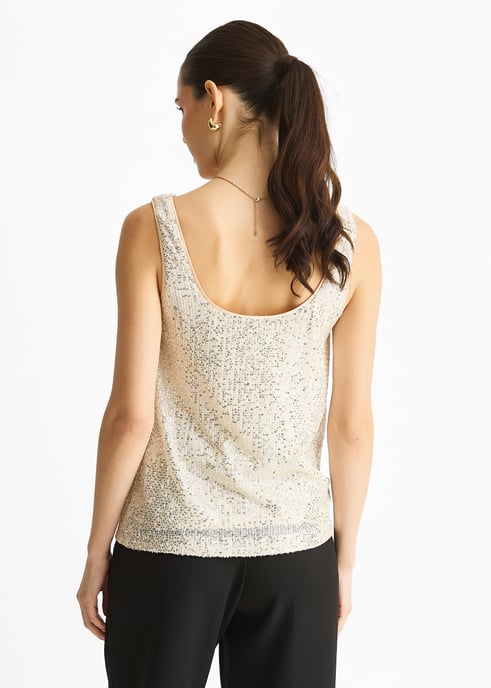 Top camisero con cuello vuelto y lentejuelas color champán - Image 4