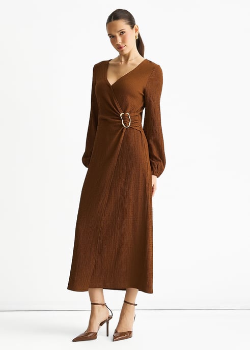 Vestido midi con textura de jersey marrón y ribete metálico - Image 1