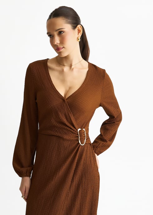 Vestido midi con textura de jersey marrón y ribete metálico - Image 2