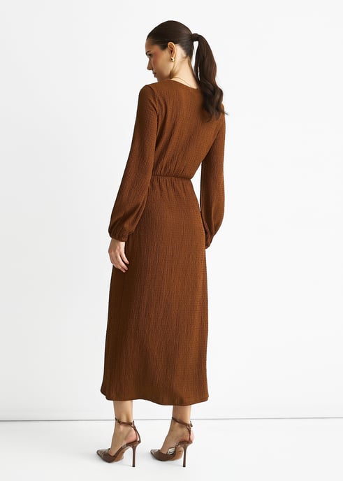 Vestido midi con textura de jersey marrón y ribete metálico - Image 4
