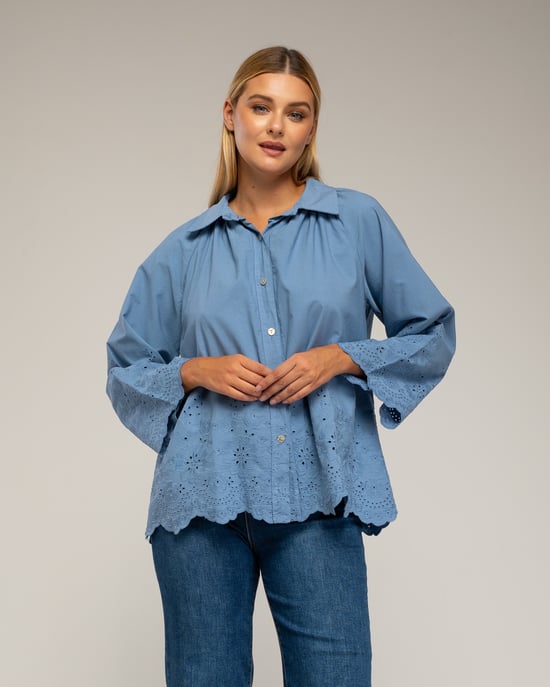 Blusa ovesize con bordados en las mangas - Image 1