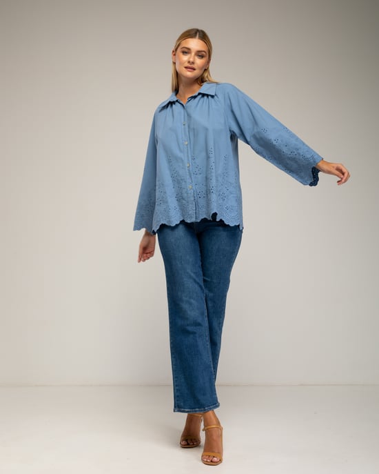 Blusa ovesize con bordados en las mangas - Image 4