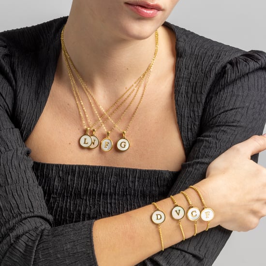 Pulsera Luxenter de nácar blanco acabada en oro amarillo de 18K - Alfabeto - Image 2