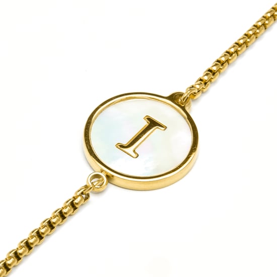 Pulsera Luxenter en madreperla blanca acabada en oro amarillo de 18 quilates - Alfabeto - Image 4