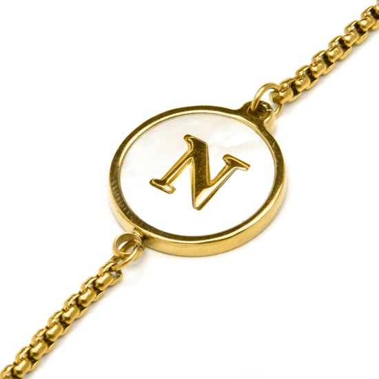 Pulsera Luxenter de madreperla blanca acabada en oro amarillo de 18 quilates - Alfabeto - Image 4