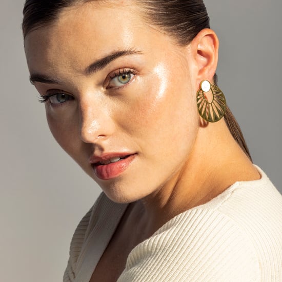 Pendientes Luxenter en nácar blanco acabados en oro amarillo de 18K - Elbi - Image 2