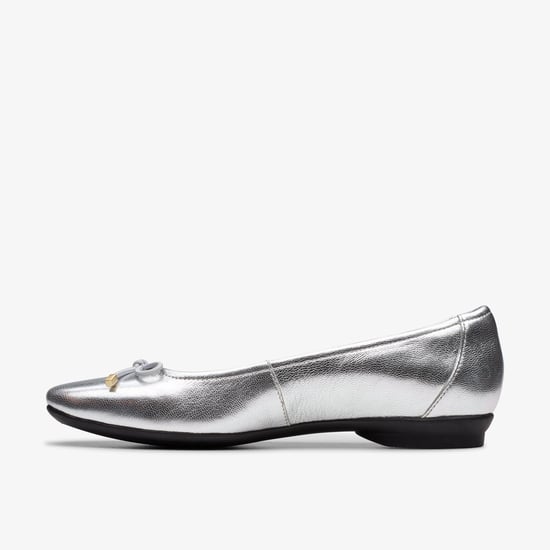 Zapatos Metálicos de Plata Clara Candra - Image 2