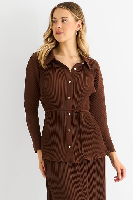 Camisa con botones y plisado de chocolate - Image 1