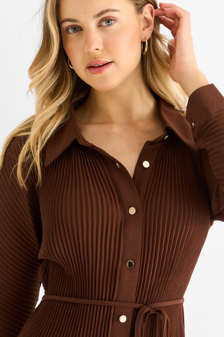 Camisa con botones y plisado de chocolate - Image 2