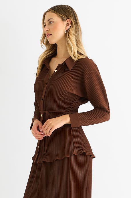 Camisa con botones y plisado de chocolate - Image 3
