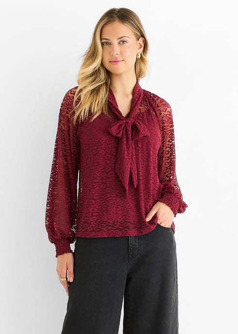 Blusa con detalle de corbata de encaje animal print en color burdeos - Image 2