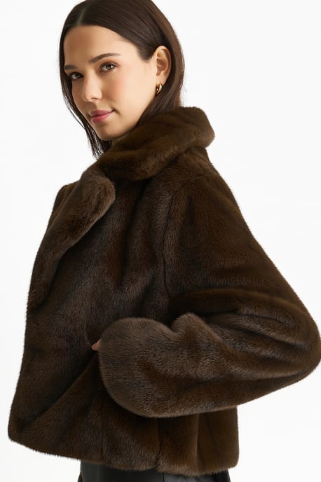 Chaqueta corta de pelo sintético con efecto café molido - Image 3