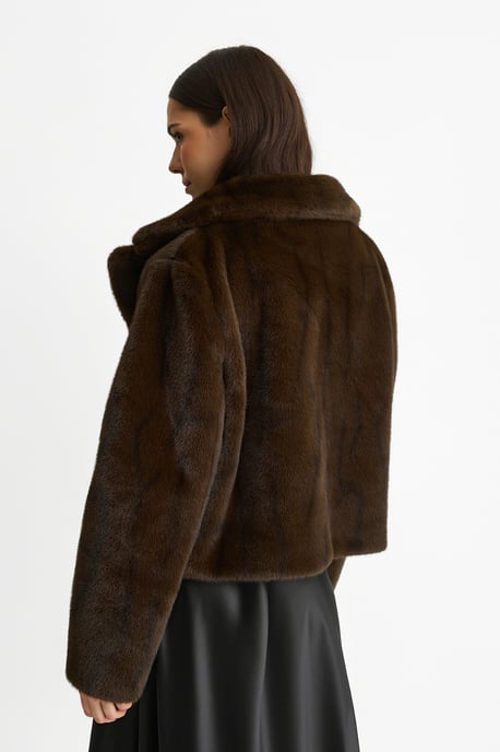 Chaqueta corta de pelo sintético con efecto café molido - Image 4