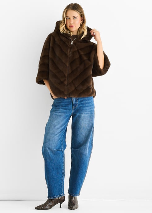 Chaqueta con capucha y capucha de pelo sintético con diseño en forma de chevron. - Image 1