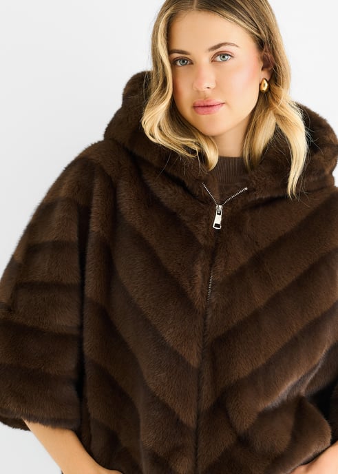 Chaqueta con capucha y capucha de pelo sintético con diseño en forma de chevron. - Image 2