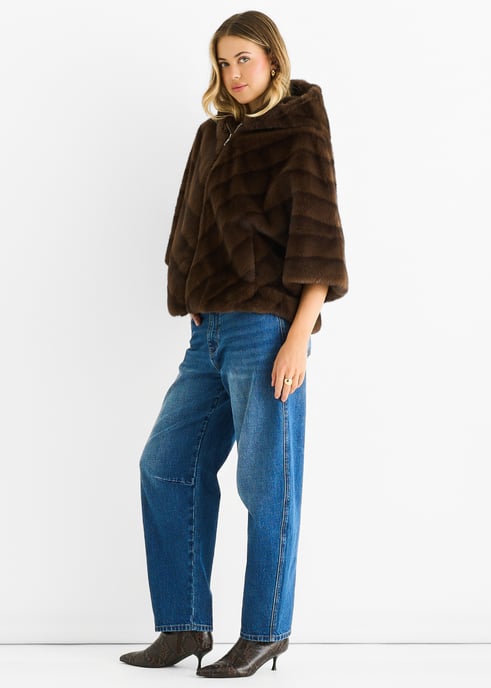 Chaqueta con capucha y capucha de pelo sintético con diseño en forma de chevron. - Image 3