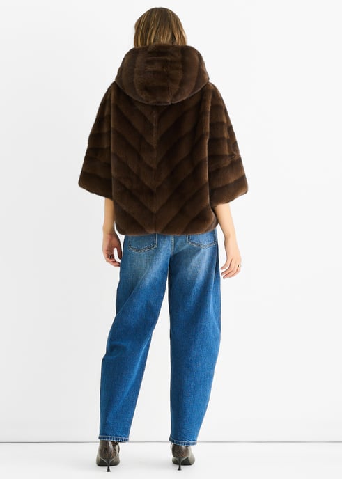 Chaqueta con capucha y capucha de pelo sintético con diseño en forma de chevron. - Image 4