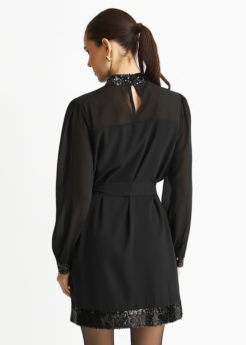 Mini vestido negro con cuello alto, cinturón y ribete de lentejuelas negras - Image 4