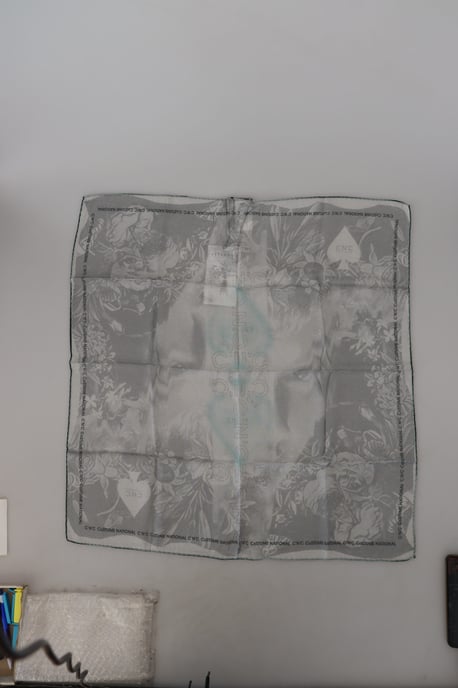 Pañuelo de Seda en Forma de Cuadrado - Image 3