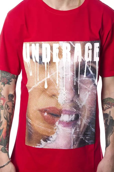 Camiseta Gráfica Menor de Edad Roja - Image 4