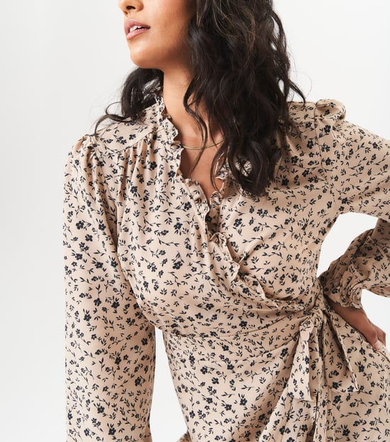 Vestido midi cruzado con detalle de volantes neutro - Image 2