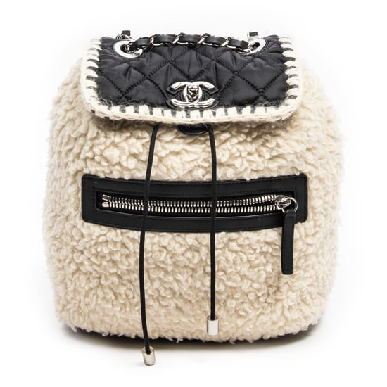 Chanel Coco Neige Flap Backpack en Marfil/Negro Lienzo - Image 1