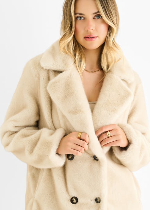 Chaqueta larga cruzada de pelo sintético beige - Image 2