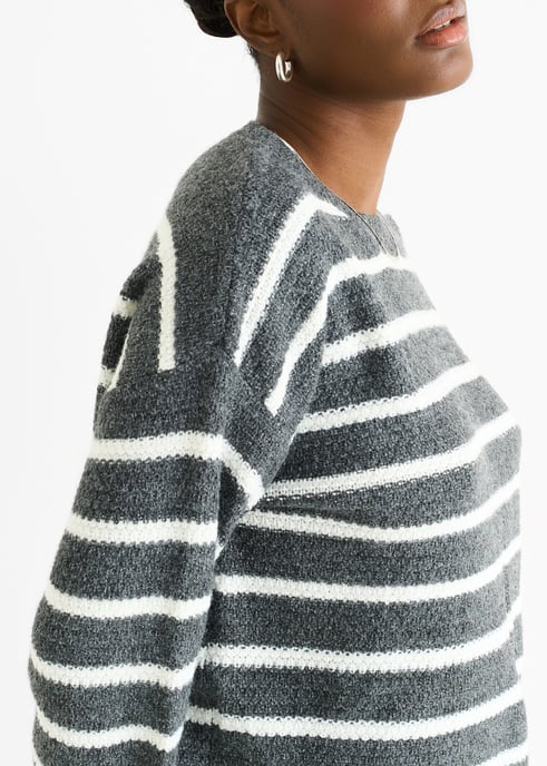 Jersey oversize de punto grueso con rayas grises - Image 2