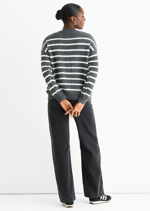 Jersey oversize de punto grueso con rayas grises - Image 4
