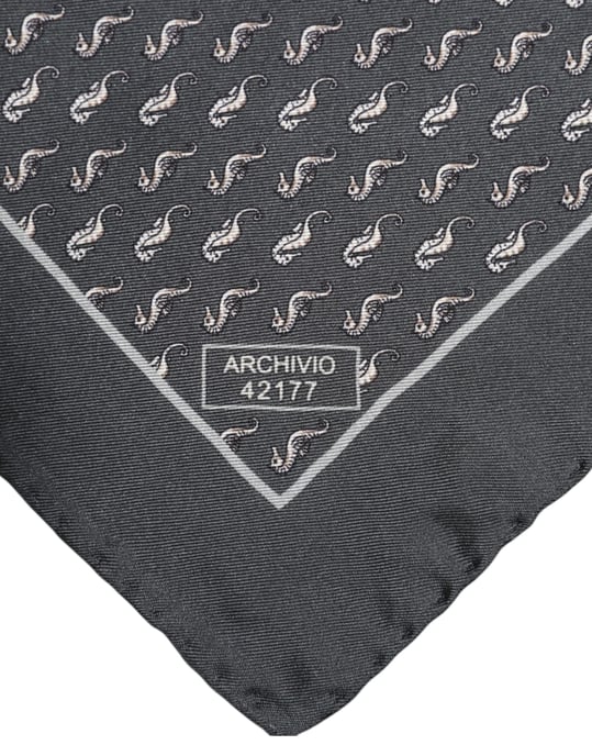 Foulard de seda cuadrado para hombres con estampado de pez negro - Image 3